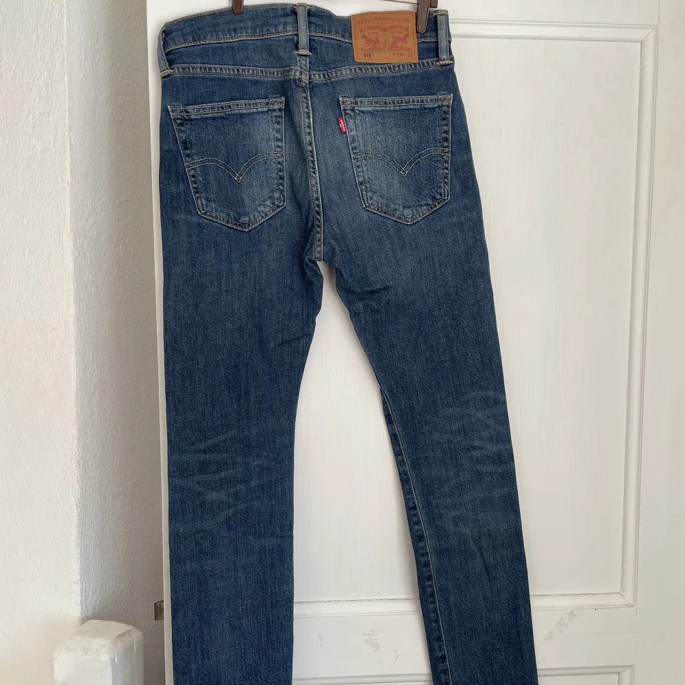 Levis jeans. Väldigt sparsamt använda, skicket är så gott som nytt.  Köpta för 899kr Skulle du ha några frågor är det bara att höra av dig! . Jeans & Byxor.