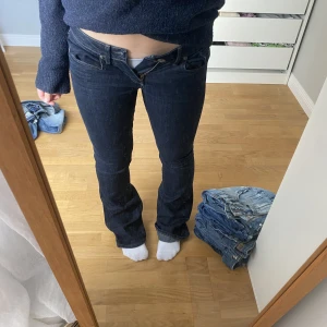 Lågmidjade jeans  - G star jeans i en sån fin färg!! Så sjukt snygga men har växt ur dem :( Midja 38, innerbensmått 83. Jag är 161 o de är lite långa i benen. Superfint skick! 300kr + 69kr frakt