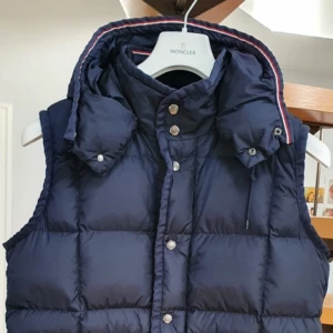 Moncler väst  - Nypris 10,000kr Säljer då det inte är min stil längre Storlek M