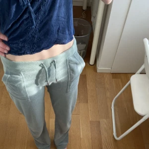 Juicy Couture  - Säljer dessa fina gröna Juicy Couture byxorna, dem är i XS men passar också S💚