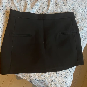 Kjol från zara - Säljer denna fina mini-kjol från Zara för att den tyvärr är för tajt. Storleken är väldigt liten. Aldrig använd 🌸