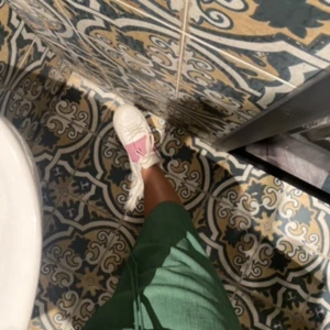 Valentino skor - Säljer då dem inte kommer till användning. Använda men i bra skick! Vid snabb affär kan jag sänka priset :) Vill få bort dem så snabbt som möjligt. Tyvärr har jag tappat bort äkthetsbevis men har kartongen kvar om man vill ha den, därav priset