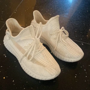 Sneakers  - Säljer mina yeeze liknande skor, köpte utomlands. Jätteskönt material, stretch och använda fåtal gånger 