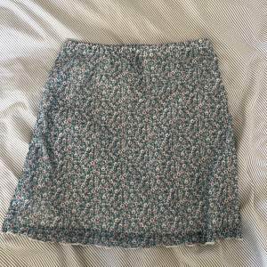 Supersöt kjol i stl s från shein. Inget fel men används aldrig