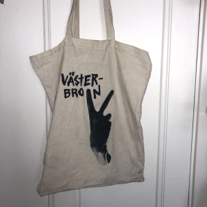 Västerbron tygpåse  - Får det lov att vara en tygpåse med ett landets bästa band? 🎶✌️  Den har några småfläckar (se bilder) och behövs kanske strykas, om man är lagd åt det hållet.. 