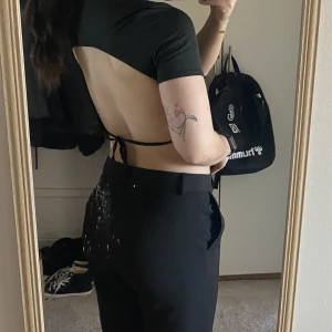 Topp med öppen rygg - Fin svart topp med öppen rygg 🖤