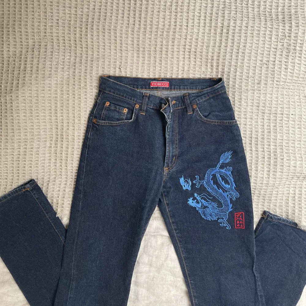 Jeans från Fiorucci, använt ytterst få tal gånger, lite för små för mig i längden då jag är 174cm, annars jättefina🤍. Jeans & Byxor.