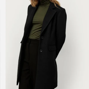 Helt ny kappa  - Helt ny och oanvänd kappa från ellos. Alla prislappar sitter kvar på, fler bilder skickas gärna bara att skriva till mig 🌸🌸 Nypris 800kr