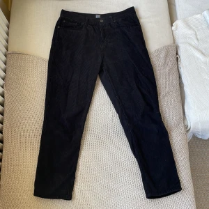 Manchesterbyxor  - Svarta manchesterbyxor från BDG, Urban Outfiters. 100% bomull.