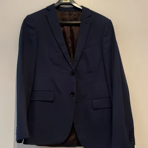 Casual kavaj  - Snygg vår/sommar kavaj från zara. Avslappnat material som är luftigt och skönt. Blå. Använd några gånger, inget slitage. 