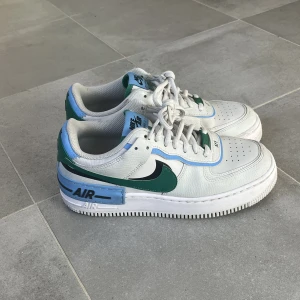 Nike sneakers  - Intressekoll på dessa Nike shadow sneakers! Använder de inte då de är lite stora. Inte säker på försäljning. Köpta på Miinto för ett år sedan för 3200kr. Grå, blå, gröna.