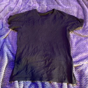 Vanlig svart tröja - Knappt använd, lite kortare i ärmarna å sitter mer tajt där, lappen är bortdragen så vet inte vilken storlek de är men ser ut som M