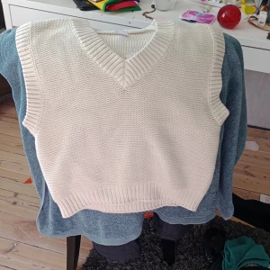 Väst  - Aldrig använd från Lindex. Köpte den några år sedan. Lite beige. 