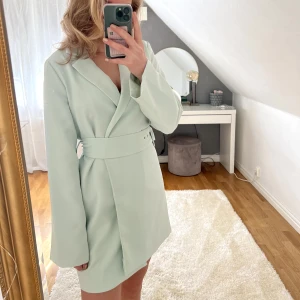 Mintgrön kavajkklänning  - Säljer nu min grön/blå (mintgröna) klänning från Nakd, storlek 36. Använt fåtal gånger