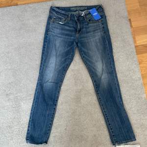 Jag säljer mina oanvända jeans från Sellpy med märket american Eagle för att det ej kom till användning eftersom att det var för stora i midjan för mig! Storlek S men är stora i storleken så passar M också!  OBS köparen står för frakt!