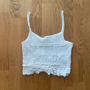 Vit sommar topp  - Väldigt snygg vit sommar topp, oanvänd. Storlek S