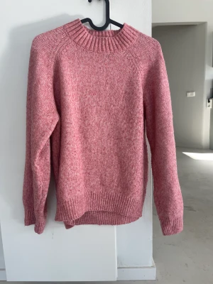 Rosa stickad tröja - Nytvättad, ok skick och det är ett litet hål i nacken men det är inkluderat i priset redan