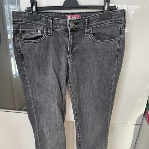 Fit & SQIN - Svartgrå långa jeans. Storlek 32