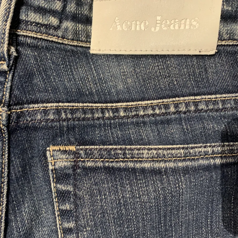 Blåa straight/bootcut jeans från acne i storlek 24/32❣️Har inga bilder på då dom är för små! Dom är lowwaist! Budar man måste man köpa❣️. Jeans & Byxor.