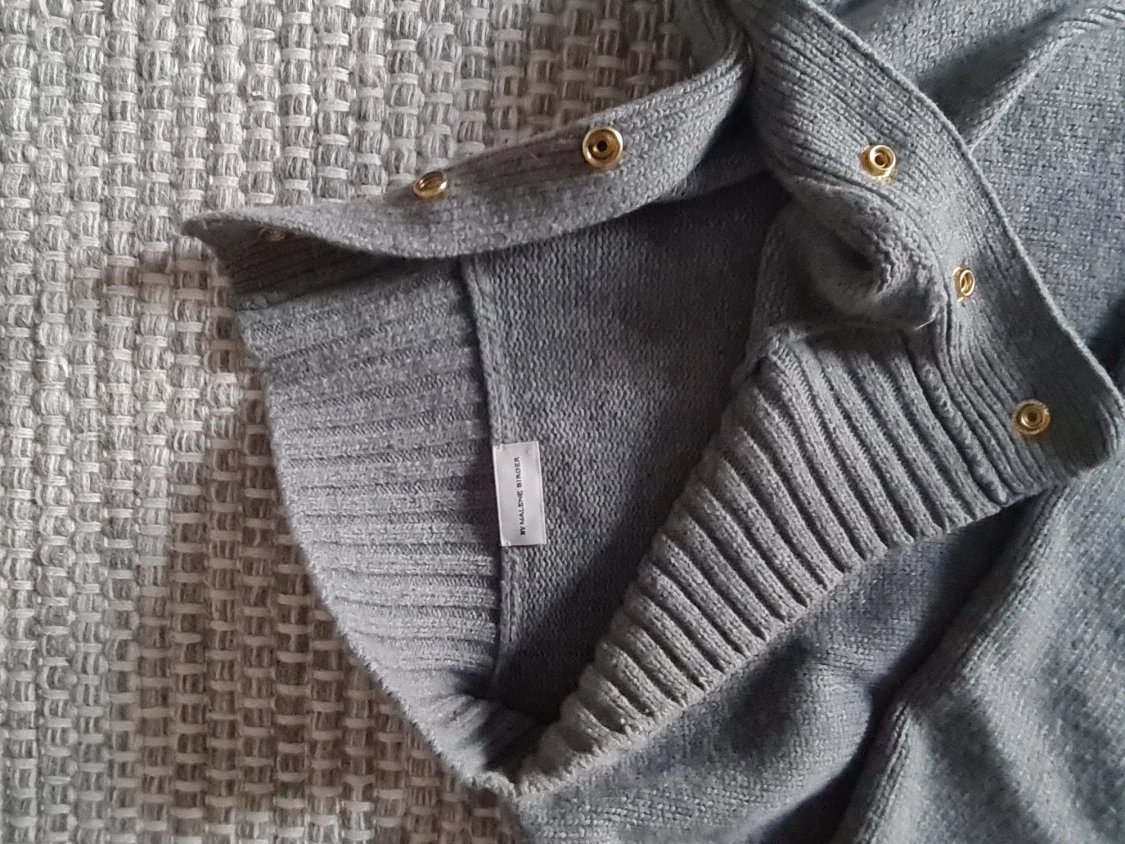 Ulltröja. Nypris 2300 - 90