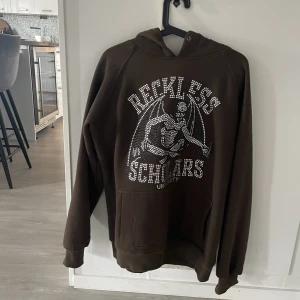  Reckless Scholars Hoodie i storlek M  - Säljer den här Reckless Scholars Hoodien i storlek M då den inte kommer till användning har bara använt den 1 gång så den är i bra skick 
