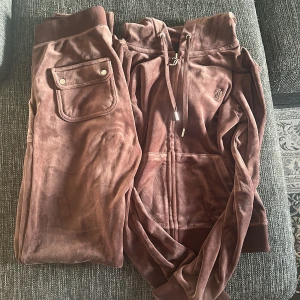 Juicy Couture  - fint juicy sett, använda men som nya. dem är i storlek XS både tröjan o byxorna. skriv dm för intresse.