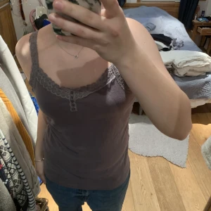 Vintage linne - Sött linne med lace och knapp detaljer💕 Står stl L men passar perfekt på mig som har s/m