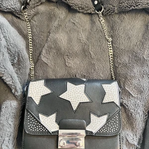 Zara väska - Gott skick, inga skador. Reflex stjärnor. Långt band. Köparen står för frakt.