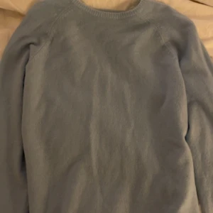 Stickad blå tröja  - Super söt stickad! 34/36 men jag skulle säga att den även passar större storlekar 💘