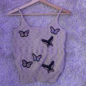 Linne från h&m  - Ett jättegulligt beiget linne från h&m med fjärilar på 💓 är i storlek M och aldrig använd, nypris 200kr