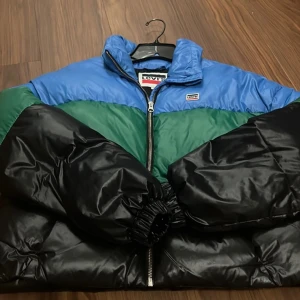Levi’s Puffer Jacket - Levi’s puffer jacka i storlek L:) Aldrig använd och i väldigt bra skick!