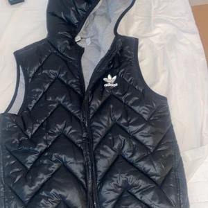 Adidasväst - En jättefin i princip oanvänd väst från adidas originals, säljer denna då den inte kommer till användning, köpte för 1500kr men säljer för 500 + frakt på 59kr