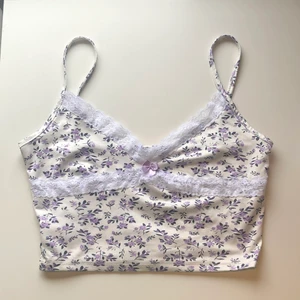 lila linne crop top  - blommigt linne som är jättefint. tyvärr sitter den inte så snyggt på mig som jag hade velat, därav att jag säljer. använd typ en gång. linnet är strl S, men jättestrechigt material så skulle även kunna passa strl M💗