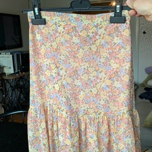 Långkjol  - Så så så fin blommig långkjol som passar perfekt till midsommar! Tyvärr används den inte och är därför som ny! Den har en kort underkjol och över är kjolen lätt transparent. Skriv för fler bilder! Pris kan diskuteras🥰🥰🥰