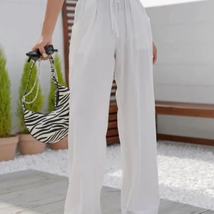 Linnebyxor - Säljer dessa linnebyxor! Helt oanvända men råkade beställa två stycken. De har ett litet hål på insidan av resåren (hände när jag drog av lapp) men det syns inte och påverkar inte. LÄGGER UPP ANNONS IGEN pga strul med budgivning.