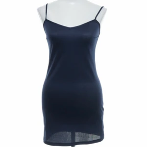 Satinklänning XS 34 oanvänd - Säljer denna superfina mörkblå satinklänning då den tyvärr aldrig kommit till användning💙 Strl XS, 34. 