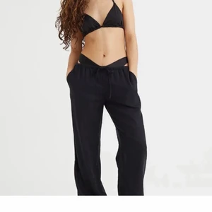 Linnebyxor svarta hm  - Säljer mina populära linnebyxor finns två par ett i xs och ett i M från hm ❤️ kan tänka mig att byta mot ett par i S 💓💓 har inte haft andvändning av dem ❤️