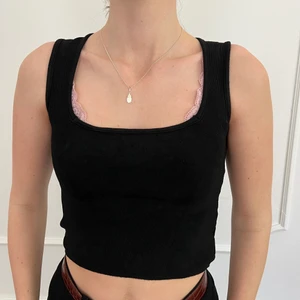 y2k svart stretchig topp - storlek: passar S & M. stretchigt material. möts upp i stockholm eller fraktar. :) 