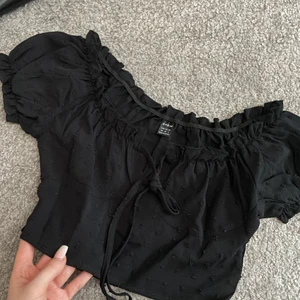 Top stolek xs - Svart topp från Shein, stolek xs motsvarar stolek 34.