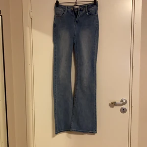 Utsvängda Jeans - Utsvängda jeans från Cindy.H, helt oanvända men inte lappen kvar.