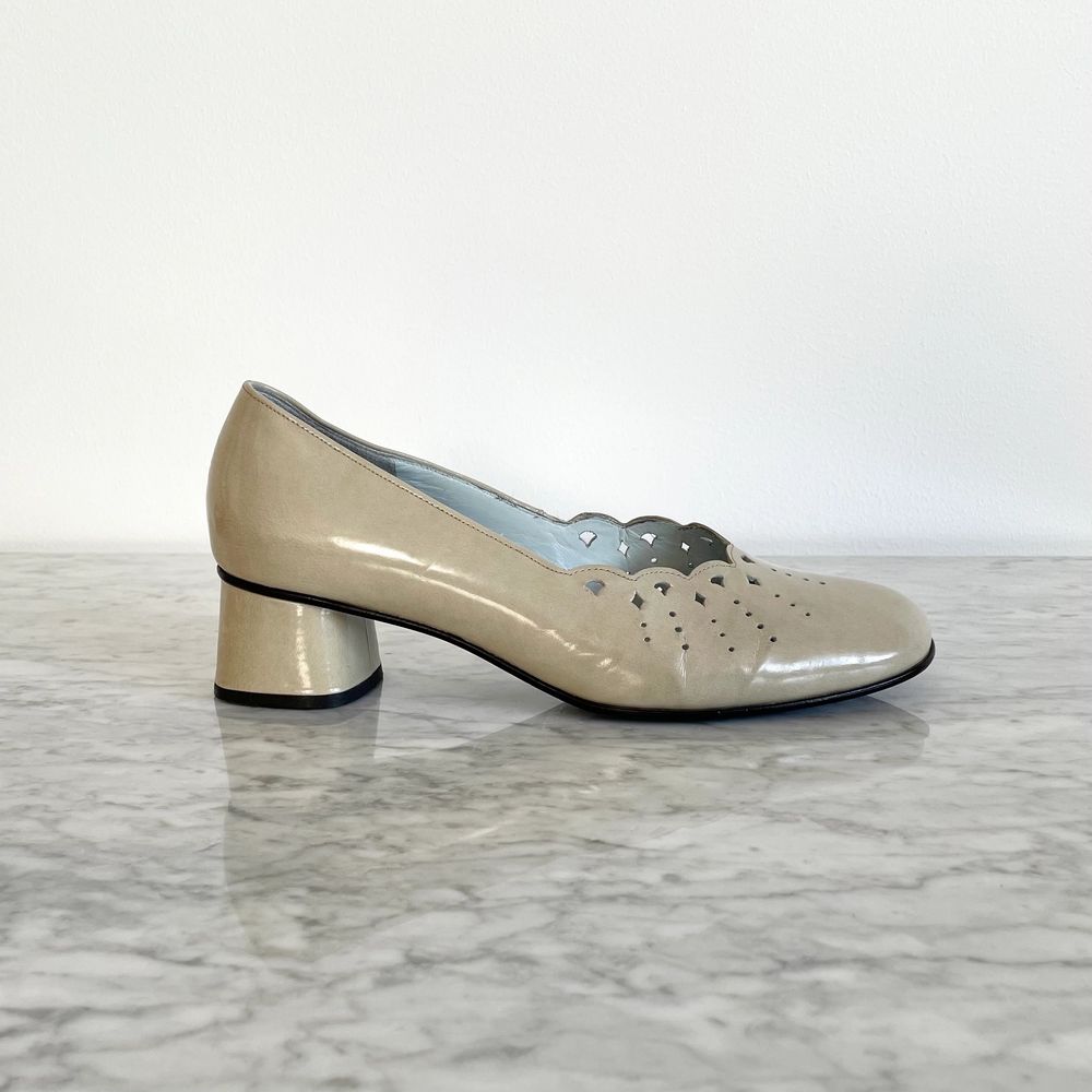 Vintage 90s 00s Y2K real leather block heel ballet shoes in greyish beige. The toe in shape between square and oval. Few tiny scratches here and there, but nothing major. Cleaned. Label: 5,5 (38,5). Fit better as 38 though. Heels: ca 4,5 cm. No returns. Skor.