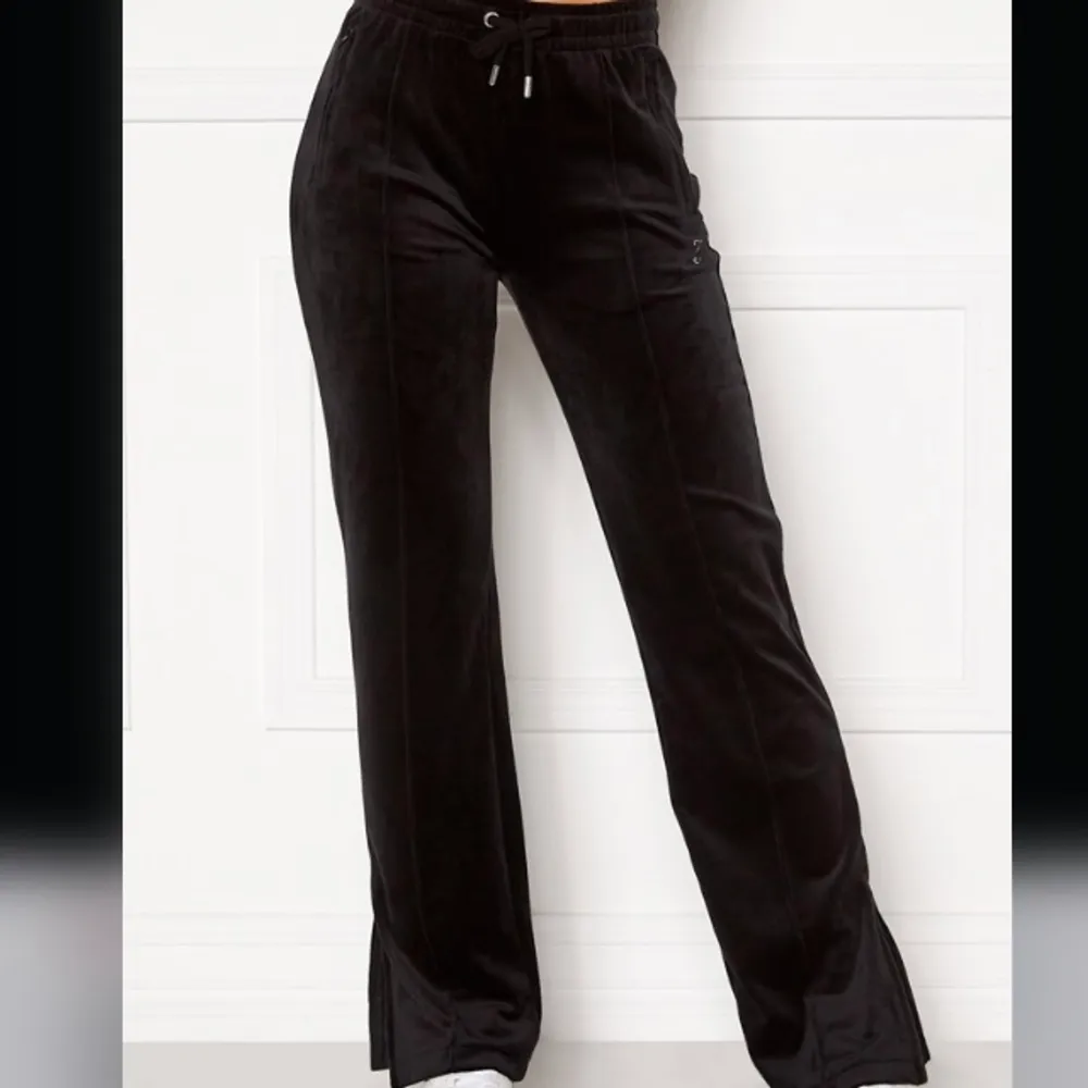 These black juicy pants are very trendy, in a very good shape and size S. I am also selling it for a  much cheaper price.. Jeans & Byxor.