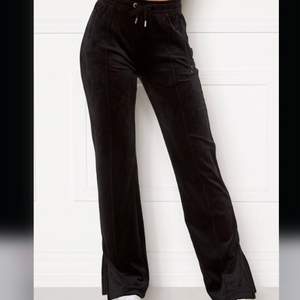 These black juicy pants are very trendy, in a very good shape and size S. I am also selling it for a  much cheaper price.