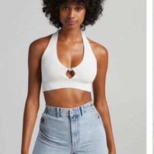 Fest topp  - Skit fin topp från Bershka med öppen rygg! Som man knyter i nacken🤍 använd 1 gång🤍 storlek S-M