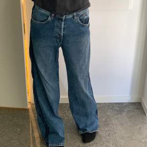 blåa jeans från Lindex i väldigt bra skick <3 säljer då de är alledes för långa för min smak (är 170cm för refrens)