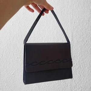 Minibag - Svart minibag i måtten 20x15, går att göra banden en aning längre. knappt använd och i gott skick!🦋