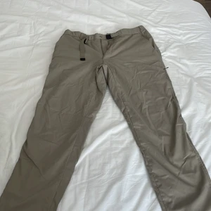 Uniqlo byxa - Inbyggt bälte, skönt stretch material. Storlek M
