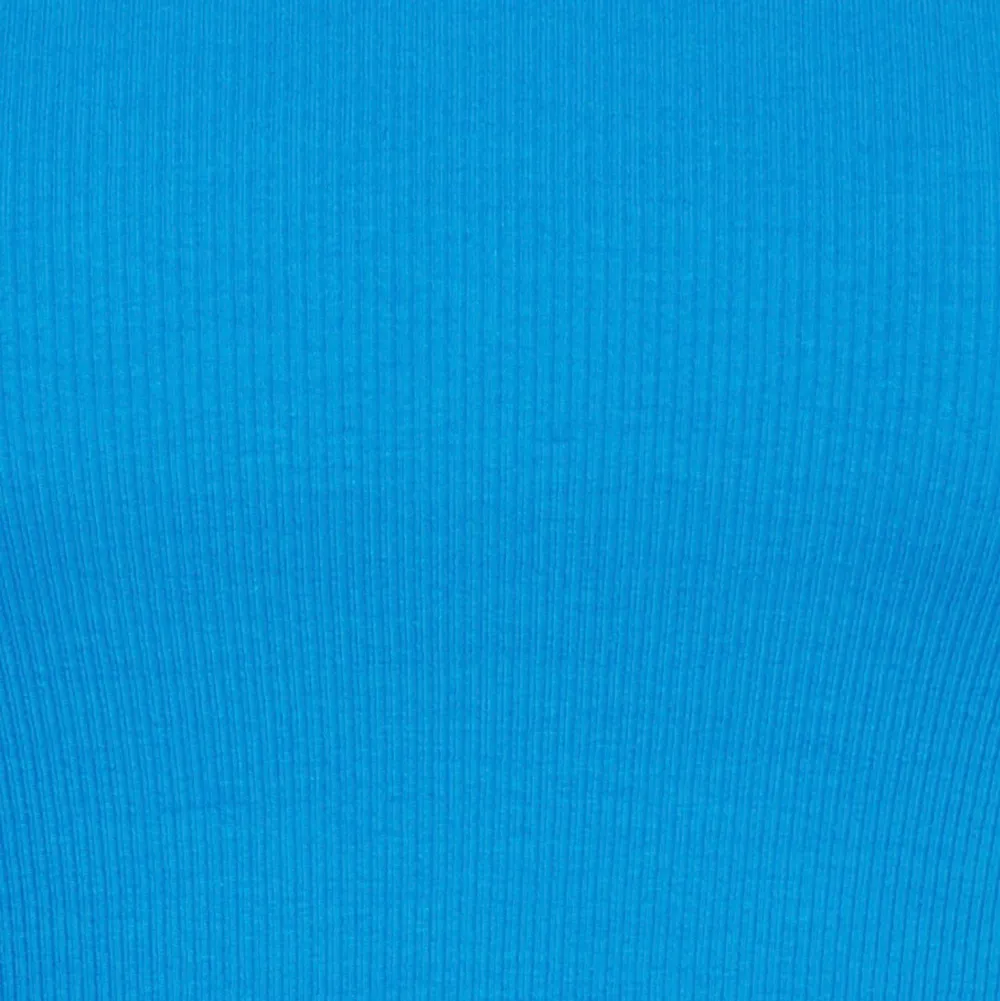 Säljer denna jättefina blåa tröja från jjxx har aldrig använt den jätte fin till sommaren💘 De är storlek M men denna tröja är liten i storlek så den passar s/xs💘 köparen står för frakt . Tröjor & Koftor.