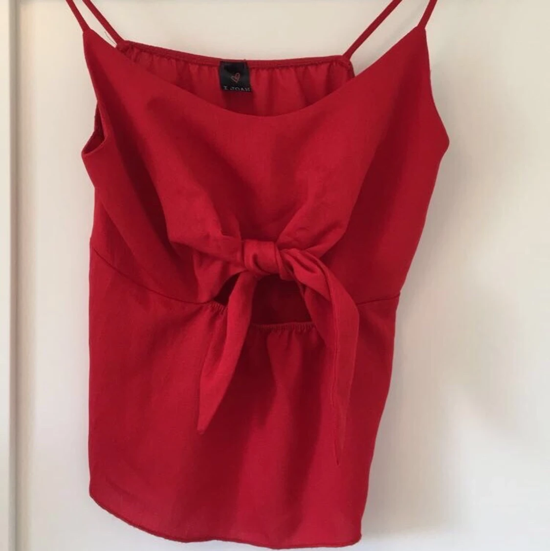 Röd topp med gullig knut - 90