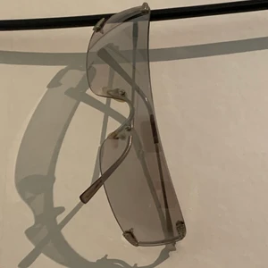 Y2k solglasögon 🐁 - Y2k solglasögon i bra skick. Nån repa finns men inget som syns mycket. 